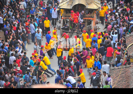 Lalitipur, Nepal. 30 apr, 2017. I devoti tirando il carro di Rato Machindranath "dio della pioggia' sul primo giorno di Pulchowk, Lalitpur, Nepal, domenica 30 aprile, 2017. Il festival più lungo del Nepal, Rato Machindranath Festival continua da Maggio 10, 2016. Rato Machindranath è anche detto come il dio della pioggia' ed entrambi gli induisti e buddisti di adorare il Machindranath nella speranza di buona pioggia per prevenire la siccità durante il riso piantagione stagione. Credito: Narayan Maharjan/Pacific Press/Alamy Live News Foto Stock