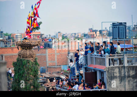 Lalitipur, Nepal. 30 apr, 2017. I devoti osservando Chariot festival di trazione di Rato Machindranath "dio della pioggia' sul primo giorno di Pulchowk, Lalitpur, Nepal, domenica 30 aprile, 2017. Il festival più lungo del Nepal, Rato Machindranath Festival continua da Maggio 10, 2016. Rato Machindranath è anche detto come il dio della pioggia' ed entrambi gli induisti e buddisti di adorare il Machindranath nella speranza di buona pioggia per prevenire la siccità durante il riso piantagione stagione. Credito: Narayan Maharjan/Pacific Press/Alamy Live News Foto Stock