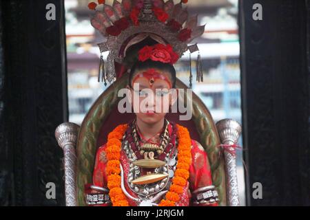 Lalitpur, Nepal. 30 apr, 2017. Dea vivente Kumari osserva il carro processione di Rato Machhendranath, il dio della pioggia il primo giorno del mese-lungo festival da Pulchowk verso Gabhal.Rato Machhendranath è noto come il dio della pioggia ed entrambi gli induisti e buddisti di culto per buona pioggia per prevenire la siccità durante il raccolto di riso stagione. Credito: Archana Shrestha che Pacifico/press/Alamy Live News Foto Stock