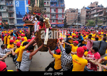 Lalitipur, Nepal. 30 apr, 2017. Il leader locale sul carro porta a tirare il carro di Rato Machindranath "dio della pioggia' sul primo giorno di Pulchowk, Lalitpur, Nepal, domenica 30 aprile, 2017. Il festival più lungo del Nepal, Rato Machindranath Festival continua da Maggio 10, 2016. Rato Machindranath è anche detto come il dio della pioggia' ed entrambi gli induisti e buddisti di adorare il Machindranath nella speranza di buona pioggia per prevenire la siccità durante il riso piantagione stagione. Credito: Narayan Maharjan/Pacific Press/Alamy Live News Foto Stock