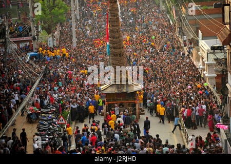 Lalitipur, Nepal. 30 apr, 2017. I devoti tirando il carro di Rato Machindranath "dio della pioggia' sul primo giorno di Pulchowk, Lalitpur, Nepal, domenica 30 aprile, 2017. Il festival più lungo del Nepal, Rato Machindranath Festival continua da Maggio 10, 2016. Rato Machindranath è anche detto come il dio della pioggia' ed entrambi gli induisti e buddisti di adorare il Machindranath nella speranza di buona pioggia per prevenire la siccità durante il riso piantagione stagione. Credito: Narayan Maharjan/Pacific Press/Alamy Live News Foto Stock