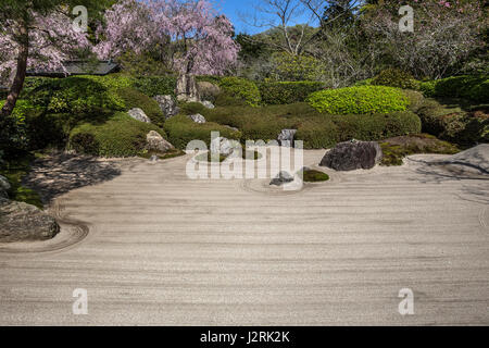 Meigetsuin Giardino Zen - il karesansui giardino zen di rastrellamento di sabbia e rocce e le piante a Meigetsuin Giardino del Tempio rappresenta il leggendario monte Shumi o Sume Foto Stock