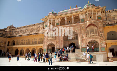 I turisti a Ganesh Pol (Ganesh Gate), l'entrata principale dell'Ambra Palace a Jaipur nel Rajasthan, India. Foto Stock