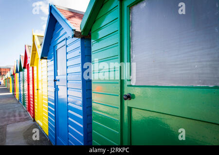 Riga delle colorate cabine in legno lungo la West Cliff promenade a Whitby, North Yorkshire, Inghilterra, Regno Unito Foto Stock