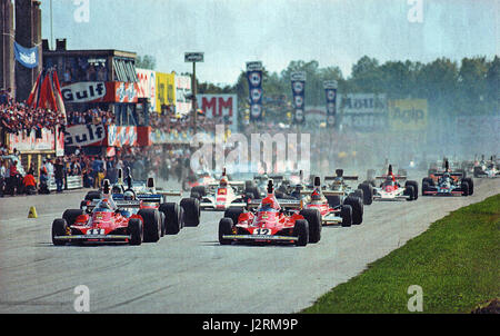 La gara del Gran Premio d'Italia 1975 ha visto Niki Lauda e Clay Regazzoni alla guida di Ferrari 312T. La vittoria di Laudaâ in questa gara è stata un momento significativo nella storia della Formula 1, che ha ulteriormente consolidato la sua eredità di essere uno dei più grandi piloti di sportâ. Foto Stock