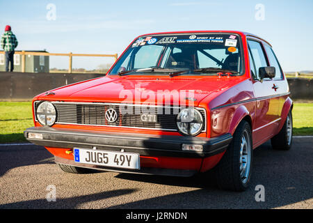 Goodwood Circuito motorino, Chichester, West Sussex, Regno Unito. 6 novembre 2016. Red 1983 Volkswagen Golf GTI auto a Goodwood Circuito del motorino per il Goodwood " Hot Hatch' (berlina) Colazione Club Car soddisfare evento su un freddo e una fresca e soleggiata mattina d'inverno. © sarà Bailey / Alamy Foto Stock