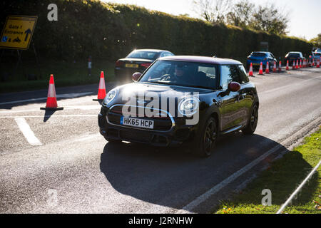 Goodwood Circuito motorino, Chichester, West Sussex, Regno Unito. 6 novembre 2016. Mini John Cooper Works auto a Goodwood Circuito del motorino per il Goodwood " Hot Hatch' (berlina) Colazione Club Car soddisfare evento su un freddo e una fresca e soleggiata mattina d'inverno. © sarà Bailey / Alamy Foto Stock