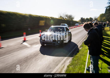 Goodwood Circuito motorino, Chichester, West Sussex, Regno Unito. 6 novembre 2016. Mini sfida 210 Edition auto a Goodwood Circuito del motorino per il Goodwood " Hot Hatch' (berlina) Colazione Club Car soddisfare evento su un freddo e una fresca e soleggiata mattina d'inverno. © sarà Bailey / Alamy Foto Stock