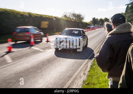 Goodwood Circuito motorino, Chichester, West Sussex, Regno Unito. 6 novembre 2016. Mini John Cooper Works auto a Goodwood Circuito del motorino per il Goodwood " Hot Hatch' (berlina) Colazione Club Car soddisfare evento su un freddo e una fresca e soleggiata mattina d'inverno. © sarà Bailey / Alamy Foto Stock