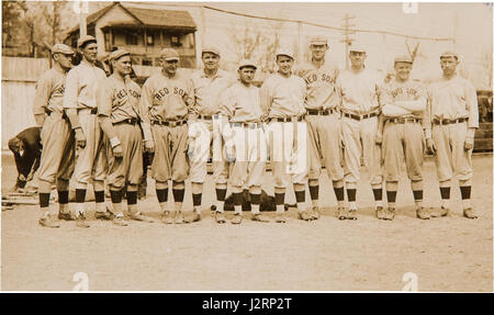 1915 Boston Red Sox (si ritiene che sia la prima fotografia di squadra dei Red Sox con Babe Ruth, allenamento primaverile a Hot Springs, Arkansas) Foto Stock