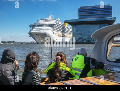 Amsterdam, Paesi Bassi - 9 Settembre 2015: Turisti in una visualizzazione tourboat la nave da crociera Costa Pacifica ormeggiata presso la banchina del fiume IJ in Amster Foto Stock