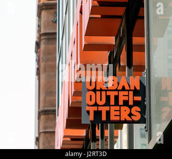 Il segno al di sopra di un Urban Outfitters store in Manhattan. Foto Stock