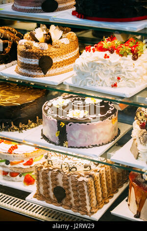 Diversi tipi di dolci in una pasticceria Display in vetro. Buon assortimento di prodotti a base di zuccheri Foto Stock