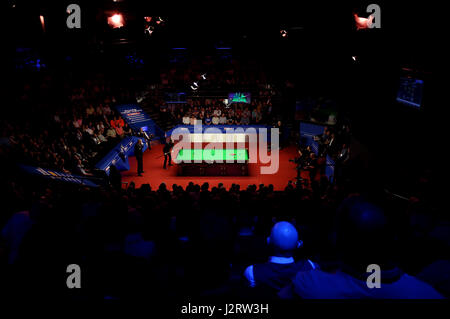 Mark Selby durante il giorno sedici del Betfred Snooker Campionati del mondo al Crucible Theatre, Sheffield. Foto Stock