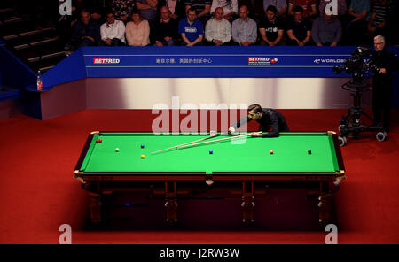 Mark Selby durante il giorno sedici del Betfred Snooker Campionati del mondo al Crucible Theatre, Sheffield. Foto Stock