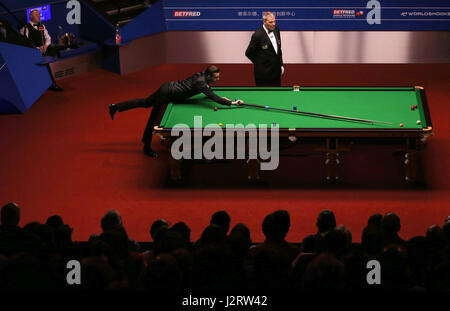 Mark Selby durante il giorno sedici del Betfred Snooker Campionati del mondo al Crucible Theatre, Sheffield. Foto Stock