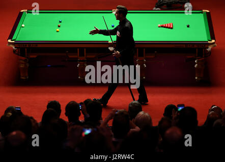 Mark Selby a piedi durante il giorno sedici del Betfred Snooker Campionati del mondo al Crucible Theatre, Sheffield. Foto Stock