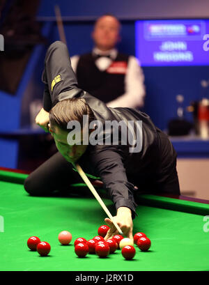 Mark Selby durante il giorno sedici del Betfred Snooker Campionati del mondo al Crucible Theatre, Sheffield. Foto Stock