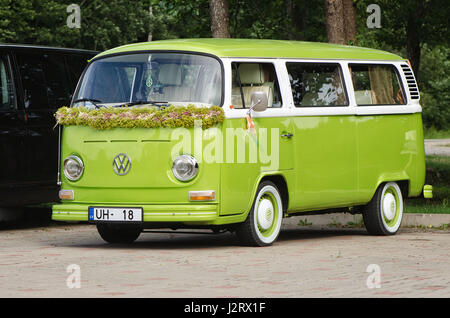 JURMALA, Lettonia - 5 Luglio 2013: Verde vecchio bus VW decorate per la celebrazione. Foto Stock