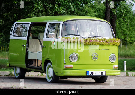 JURMALA, Lettonia - 5 Luglio 2013: Verde vecchio bus VW decorate per la celebrazione. Foto Stock