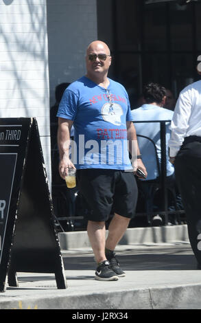 Michael Chiklis indossa un New England Patriots T-shirt a pranzo con: Michael Chiklis dove: Los Angeles, California, Stati Uniti quando: 30 Mar 2017 Foto Stock