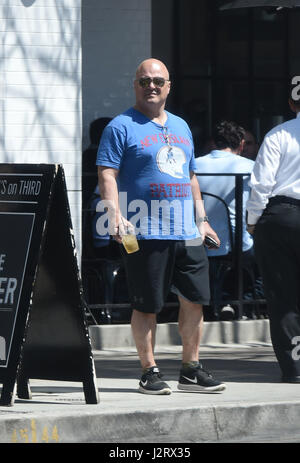 Michael Chiklis indossa un New England Patriots T-shirt a pranzo con: Michael Chiklis dove: Los Angeles, California, Stati Uniti quando: 30 Mar 2017 Foto Stock