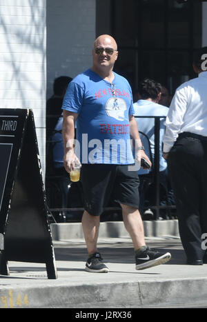 Michael Chiklis indossa un New England Patriots T-shirt a pranzo con: Michael Chiklis dove: Los Angeles, California, Stati Uniti quando: 30 Mar 2017 Foto Stock