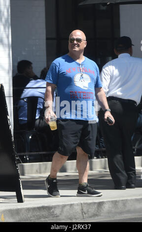 Michael Chiklis indossa un New England Patriots T-shirt a pranzo con: Michael Chiklis dove: Los Angeles, California, Stati Uniti quando: 30 Mar 2017 Foto Stock