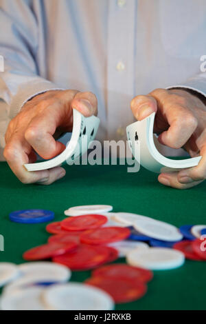 L'uomo rimescolare le carte in gioco di Poker Foto Stock