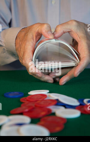 L'uomo rimescolare le carte in gioco di Poker Foto Stock