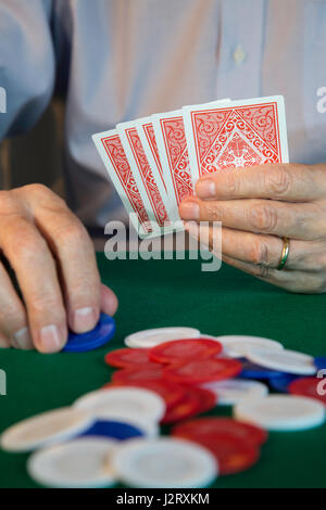 L'uomo gioca a poker , STATI UNITI Foto Stock