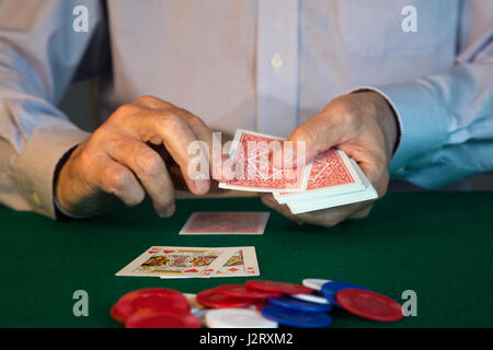 L'uomo la distribuzione delle carte per il gioco del Poker Foto Stock
