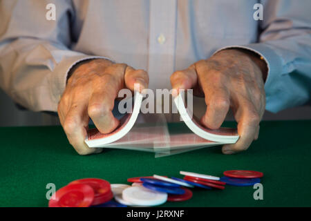 L'uomo rimescolare le carte di fronte al gioco di poker, STATI UNITI D'AMERICA Foto Stock