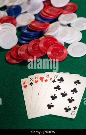 L'uomo gioca a poker Foto Stock