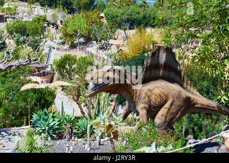 Algar, Spagna - 8 Aprile 2017: modello realistico di un Spinosaurus nel Dino park di Algar. Si tratta di un eccezionale intrattenimento e parco didattico. Spagna Foto Stock