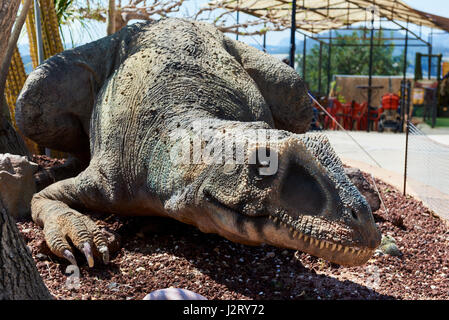 Algar, Spagna - 8 Aprile 2017: modello realistico di un dinosauro al Dino park di Algar. Si tratta di un eccezionale intrattenimento e parco didattico. Spagna Foto Stock