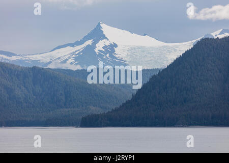 Picchi di montagna in Alaska e Canada come si vede dall'Alaska il passaggio interno. Foto Stock