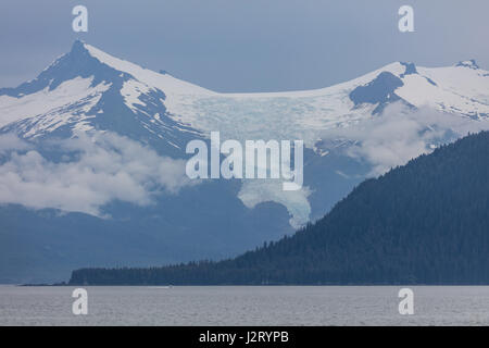 Picchi di montagna in Alaska e Canada come si vede dall'Alaska il passaggio interno. Foto Stock