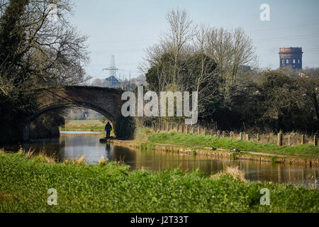 Norton Water Tower a Runcorn da Cheshire Ring Canal, Daresbury, Inghilterra, Nr Warrington Foto Stock