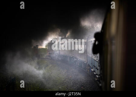 Transporter proteso al di fuori della finestra di un mk1 pullman a ELR East Lancashire Railway, un patrimonio conservato in linea Bury Greater Manchester, Foto Stock