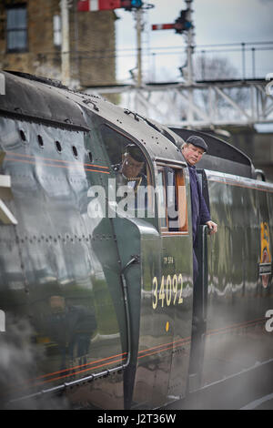 Transporter proteso al di fuori della finestra di un mk1 pullman a ELR East Lancashire Railway, un patrimonio conservato in linea Bury Greater Manchester, Foto Stock