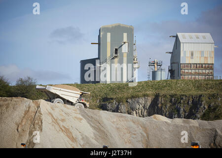 Dumper a Cemex cava in fori di Colomba High Peak District del Derbyshire nr Buxton. Foto Stock