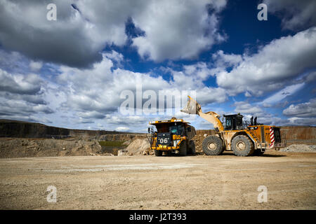 Dumper a Cemex cava in fori di Colomba High Peak District del Derbyshire nr Buxton. Foto Stock