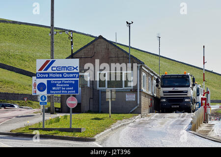 Dumper a Cemex cava in fori di Colomba High Peak District del Derbyshire nr Buxton. Foto Stock