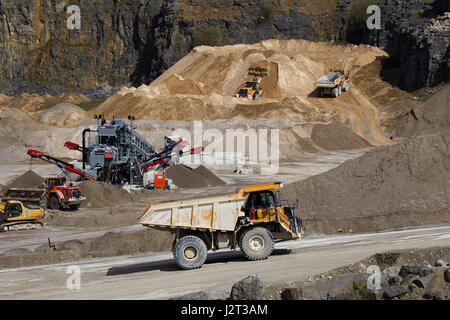 Dumper a Cemex cava in fori di Colomba High Peak District del Derbyshire nr Buxton. Foto Stock