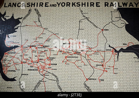 Victoria Manchester Lancashire e Yorkshire ferroviaria mappa piastrellato all'ingresso. Foto Stock