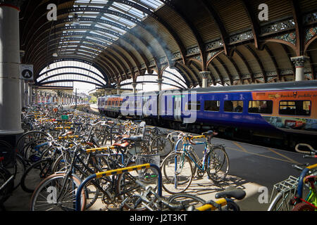 La stazione ferroviaria di York è situata sulla costa orientale della linea principale di una Grade II * listed building Foto Stock