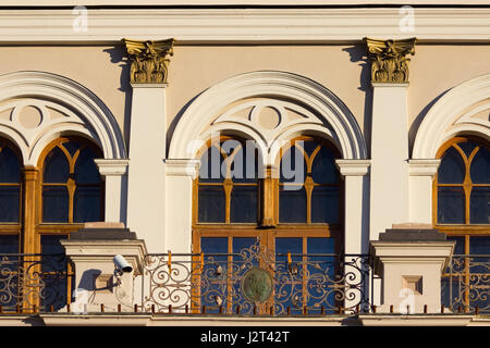 Parete di edificio di pietra di Gerusalemme con finestre con persiane Foto Stock