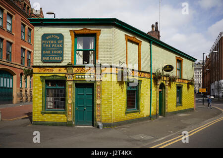 Landmark Manchester verde rivestito di piastrelle pub Vittoriano: Peveril del picco Foto Stock