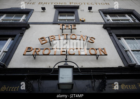 Punto di riferimento storico di Manchester il pub britannici esterno di protezione Foto Stock